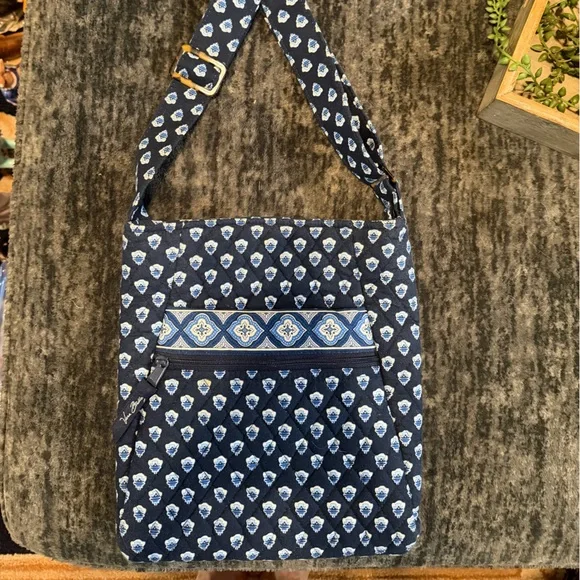 Vera Bradley Retired Nantucket Crossbody Bag - Picture 2 of 4